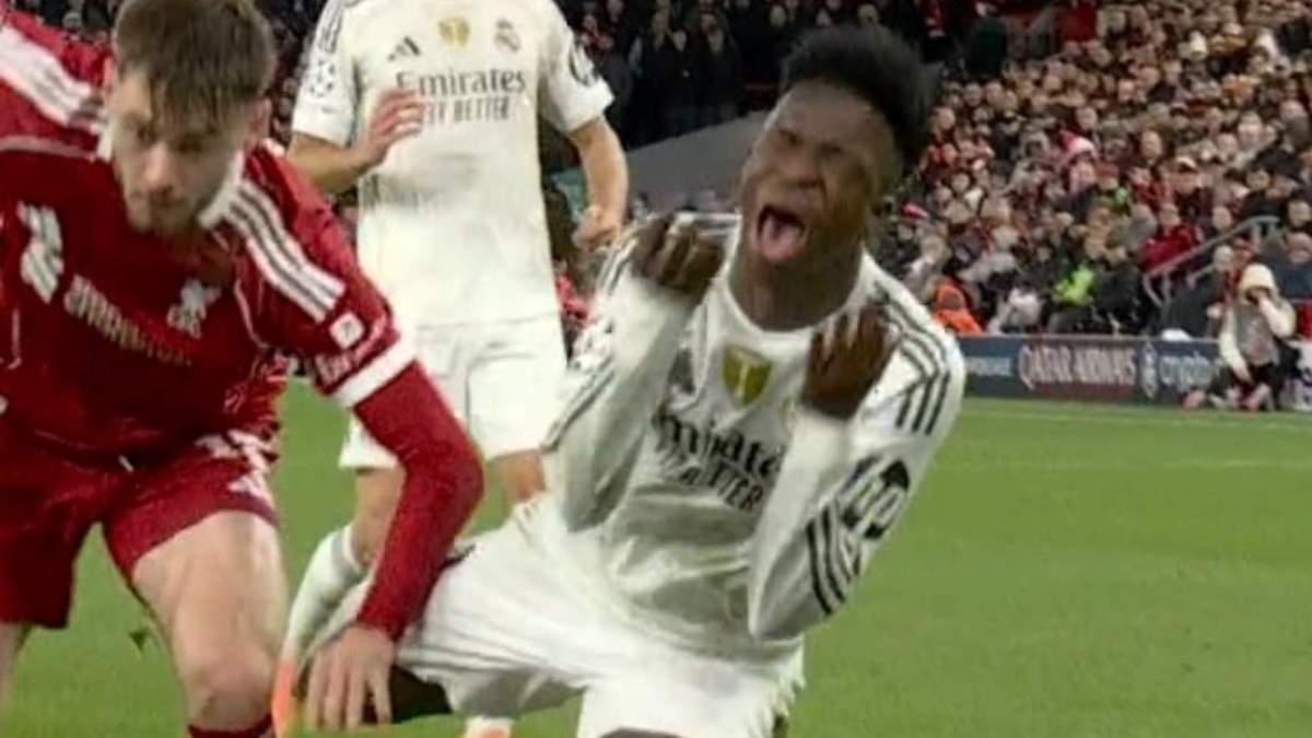 Manotazo sobre Vinicius Junior dentro del área