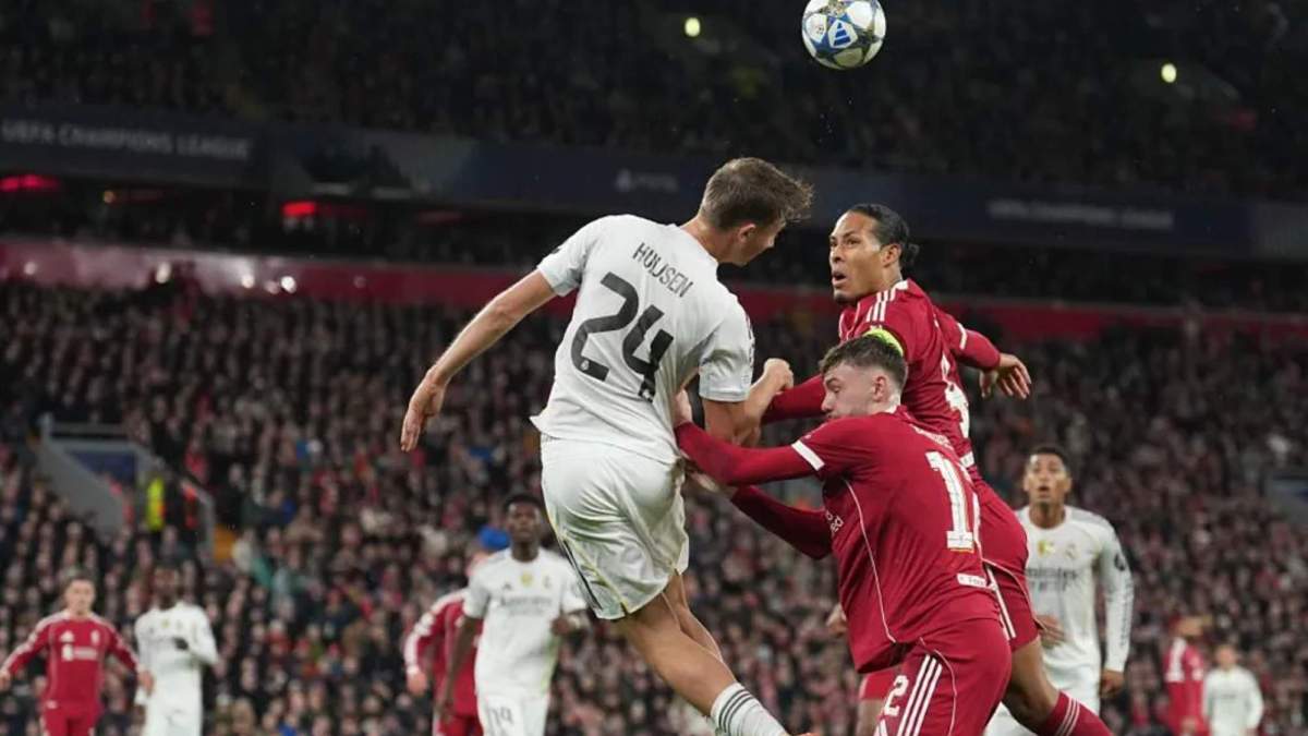 Dean Huijsen despeja de cabeza una jugada durante el partido de esta noche en Anfield entre el Liverpool y el Real Madrid. Dean Huijsen despeja de cabeza una jugada durante el partido de esta noche en Anfield entre el Liverpool y el Real Madrid.