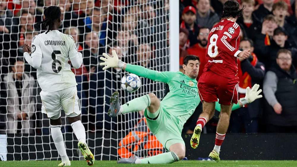 Thibaut Courtois, parando una ocasión clara de gol de Dominik Szoboszlai.