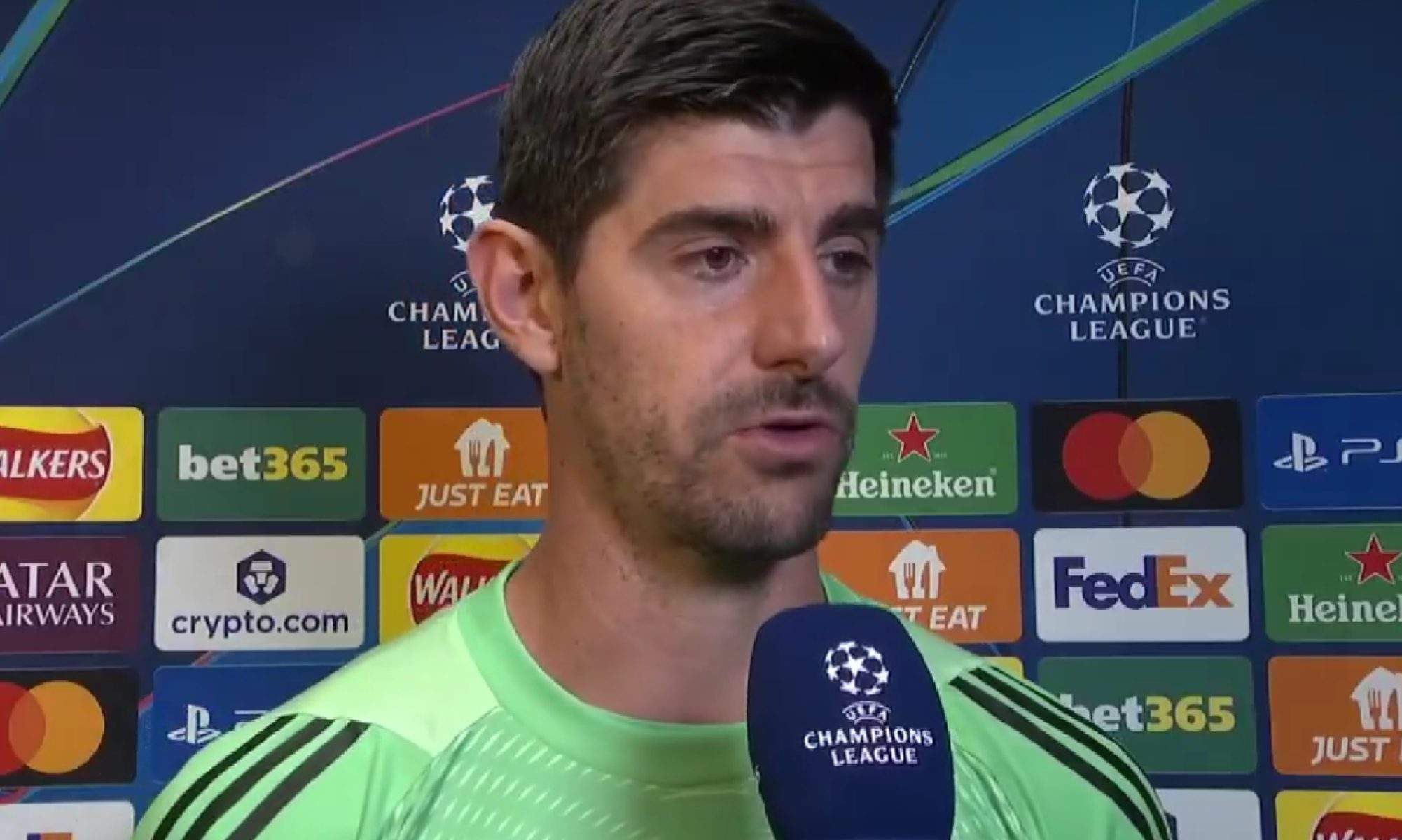 Courtois enfadado por el gran fallo