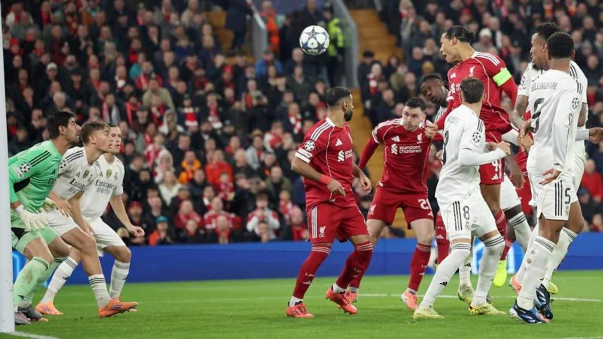 Virgil van Dijk cabecea un balón durante la segunda parte del encuentro de este martes entre el Liverpool y el Real Madrid. Virgil van Dijk cabecea un balón durante la segunda parte del encuentro de este martes entre el Liverpool y el Real Madrid.