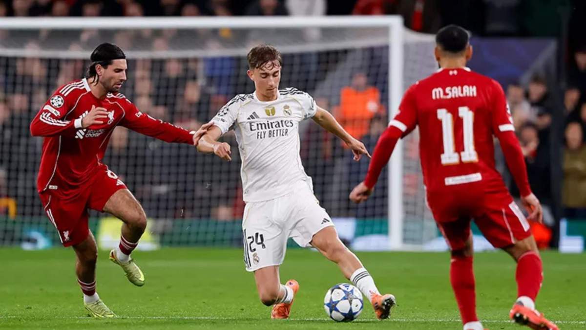 Dean Huijsen, controlando un balón delante de Dominik Szoboszla y Mohamed Salah. Dean Huijsen, controlando un balón delante de Dominik Szoboszla y Mohamed Salah.