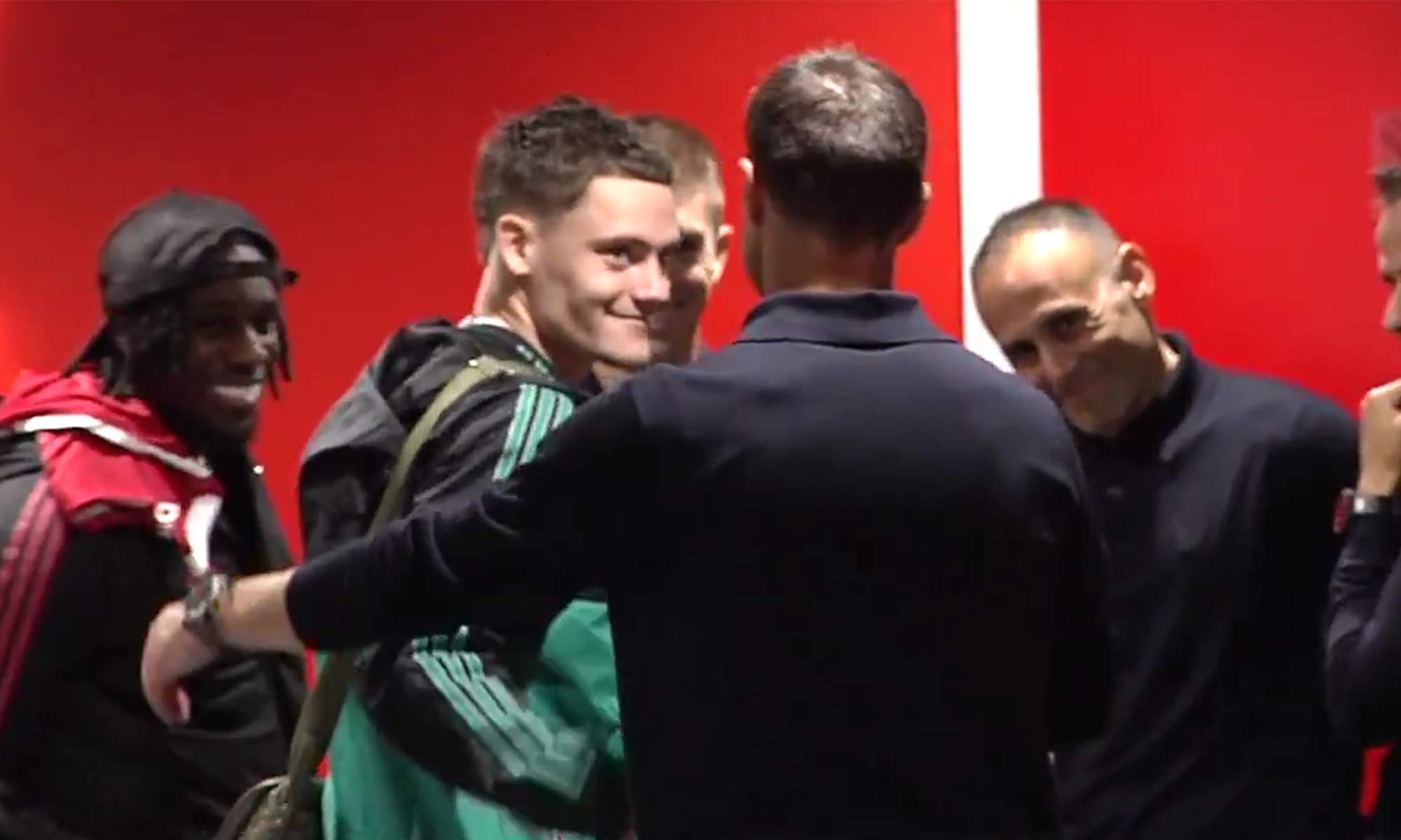 Florian Wirtz y Xabi Alonso en los interiores de Anfield.