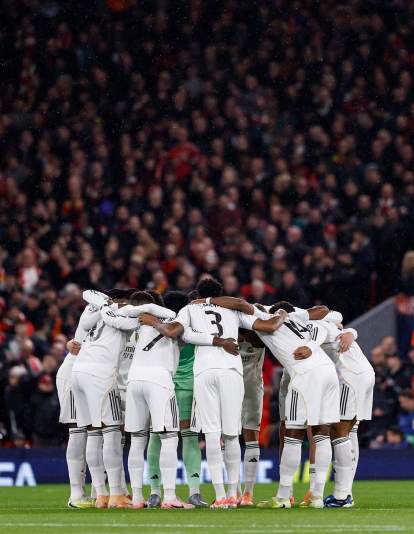 Jugadores del Real Madrid motivándose en Anfield.