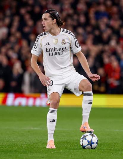 Álvaro Carreras jugando contra el Liverpool en Anfield. Álvaro Carreras jugando contra el Liverpool en Anfield.