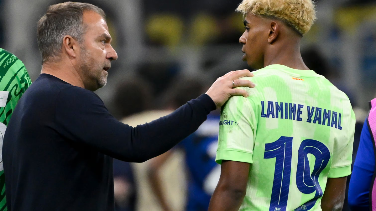 Hansi Flick hablando con Lamine Yamal. Hansi Flick hablando con Lamine Yamal.