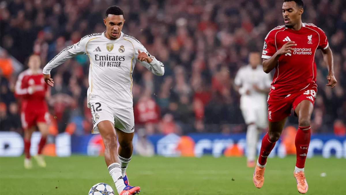 Trent Alexander-Arnold jugando contra el Liverpool.