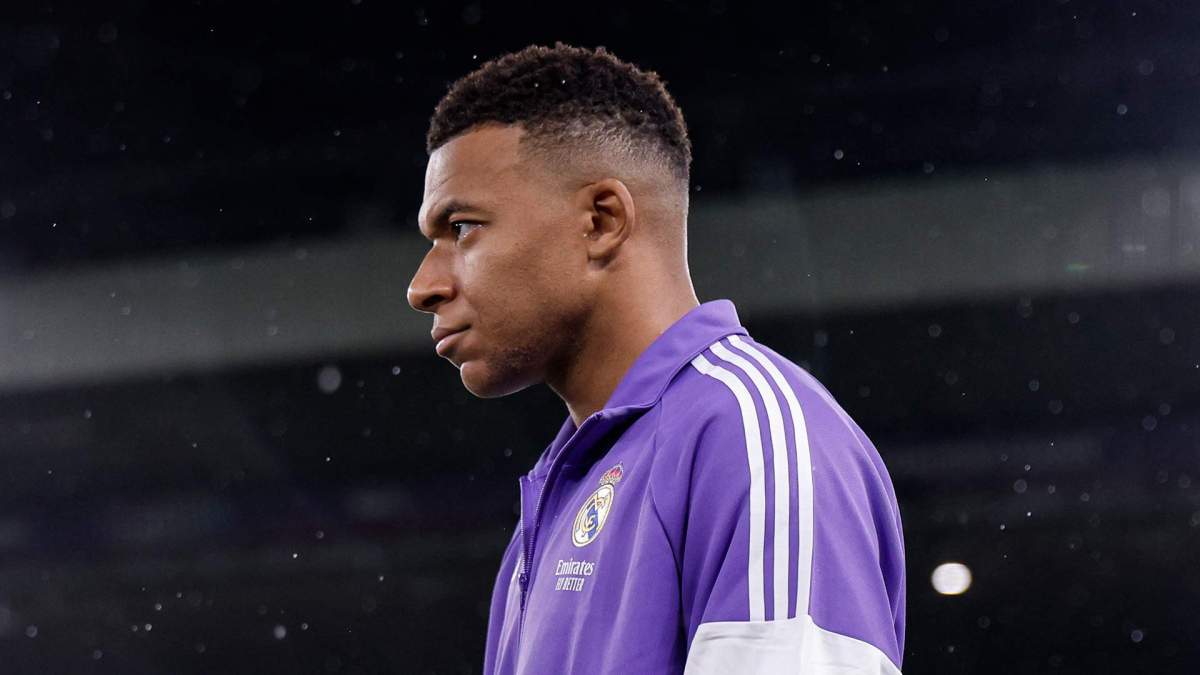 Kylian Mbappé en Anfield antes del Liverpool - Real Madrid.