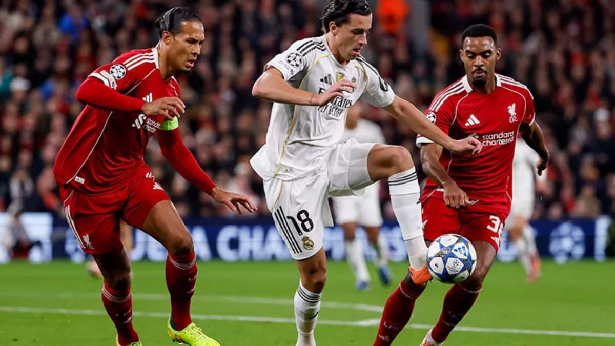 Álvaro Carreras, controlando un balón ante el marcaje de Virgil van Dijk y Ryan Gravenberch. Álvaro Carreras, controlando un balón ante el marcaje de Virgil van Dijk y Ryan Gravenberch.