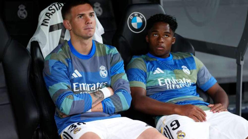 Franco Mastantuono y Endrick Felipe, sentados en el banquillo del Santiago Bernabéu durante un partido de esta temporada del Real Madrid.