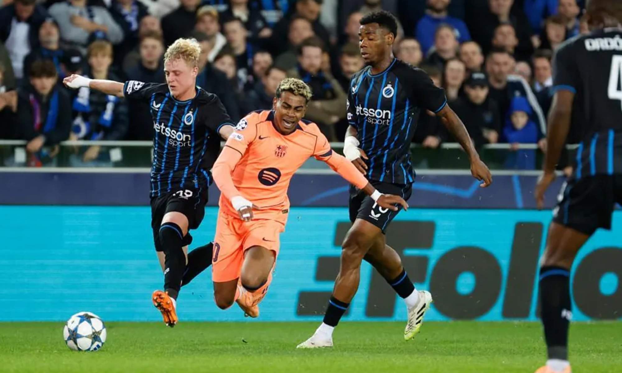 Lamine Yamal pierde el equilibrio por una entrada de Christensen, en el partido de esta noche entre el Brujas y el Barcelona.