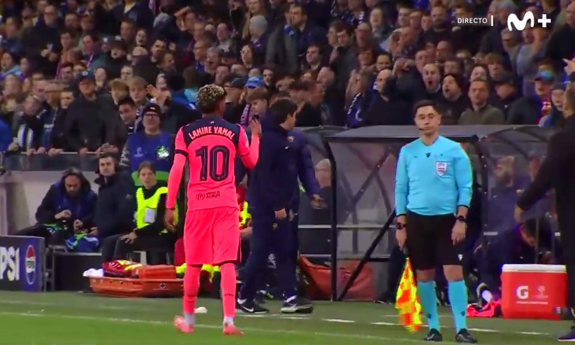 Lamine Yamal haciendo un gesto durante el Brujas - Barcelona.