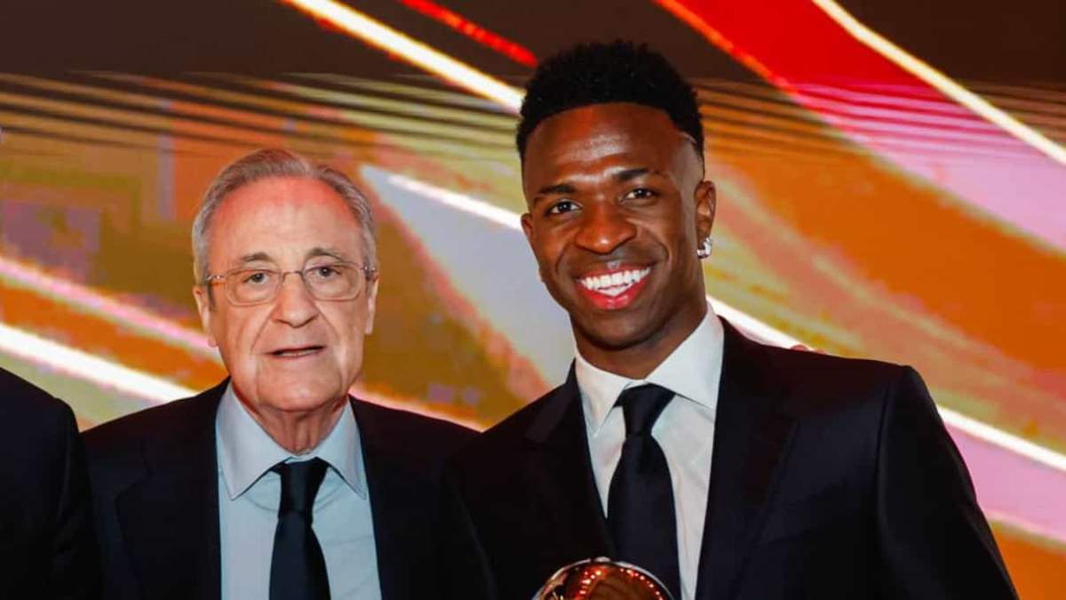Florentino Pérez posando con Vinícius Júnior. Florentino Pérez posando con Vinícius Júnior.