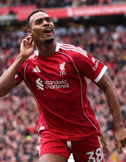 Gravenberch jugando un partido con el Liverpool. 