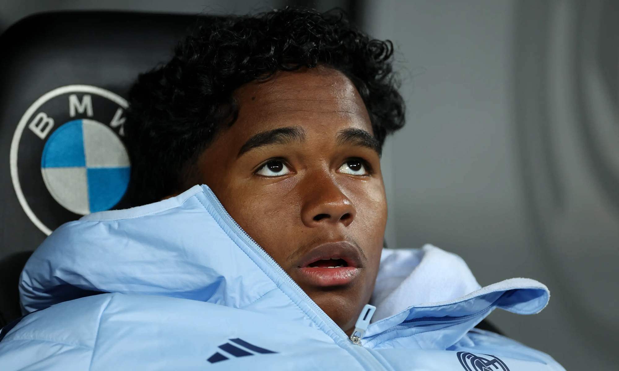 Endrick sentado en el banquillo del Real Madrid.