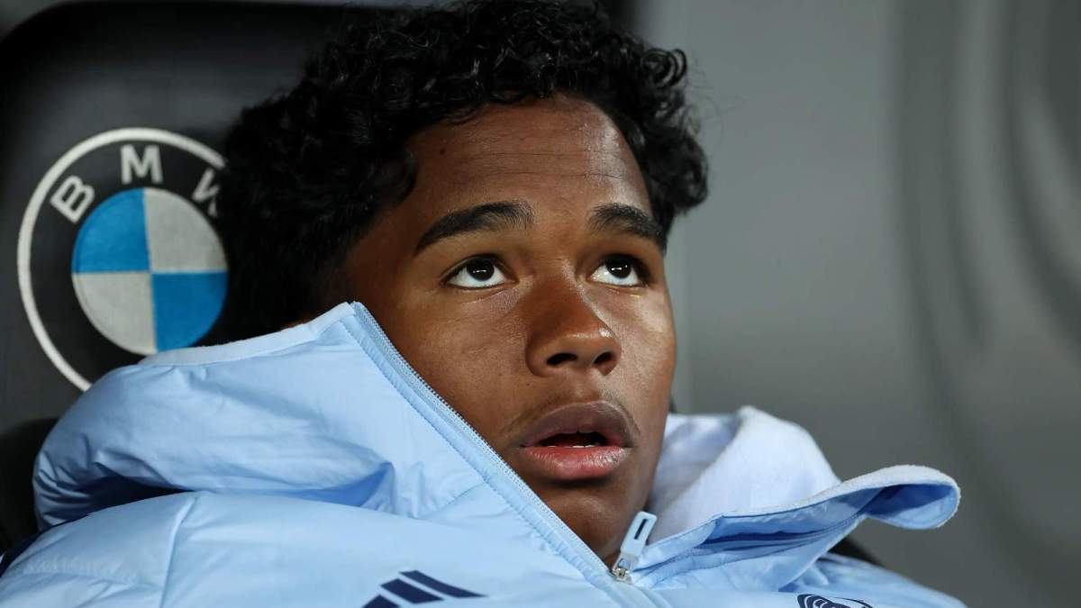 Endrick sentado en el banquillo del Real Madrid.