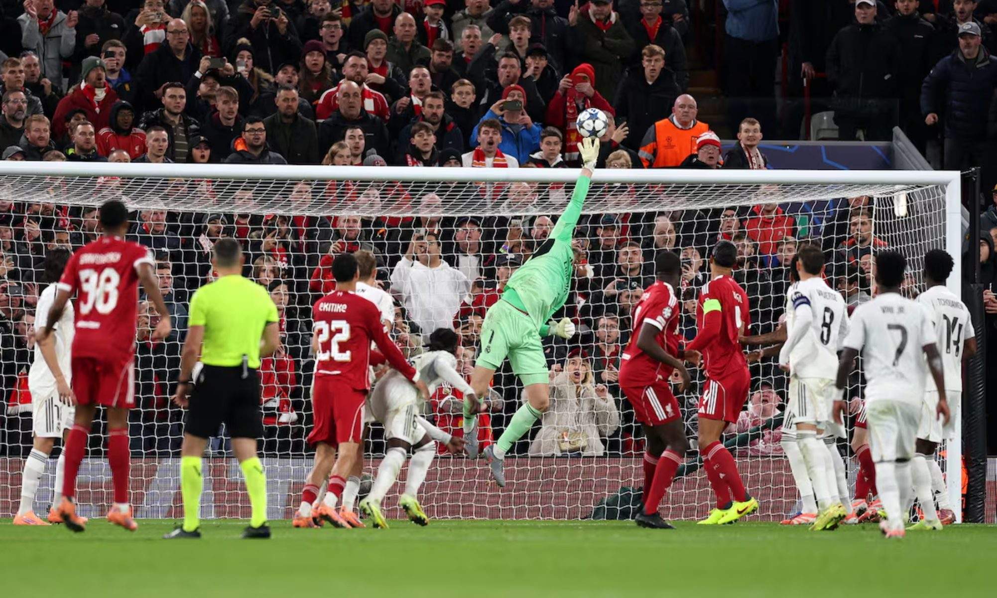 Courtois haciendo una parada ante el Liverpool