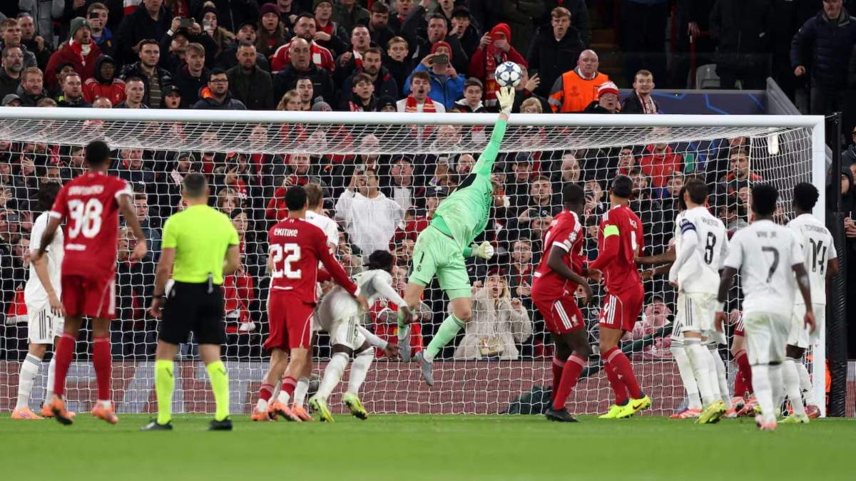 Courtois haciendo una parada ante el Liverpool