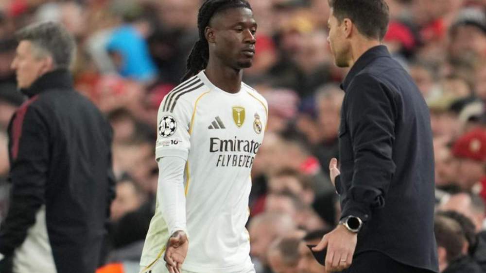 Eduardo Camavinga y Xabi Alonso, durante el partido del Real Madrid ante el Liverpool. Eduardo Camavinga y Xabi Alonso, durante el partido del Real Madrid ante el Liverpool.