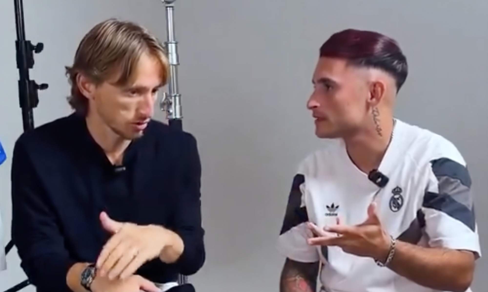 Luka Modric, con el 'youtuber' Delantero09, escogiendo a sus cinco mejores futbolistas de la historia.