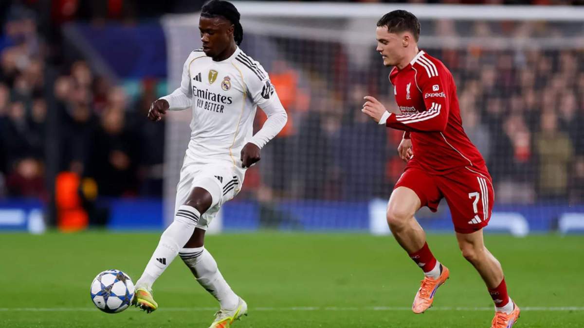 Eduardo Camavinga dando un pase ante la presión de Florian Wirtz Eduardo Camavinga dando un pase ante la presión de Florian Wirtz