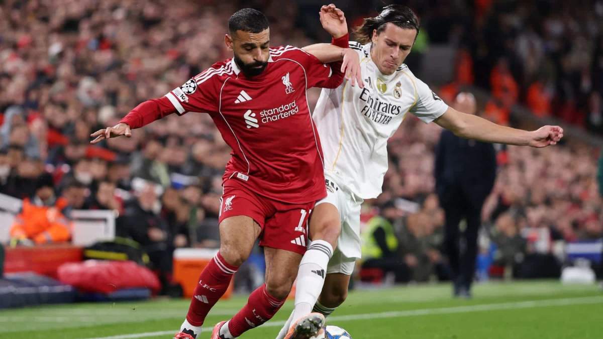 Álvaro Carreras defendiendo a Salah durante el Liverpool Real Madrid