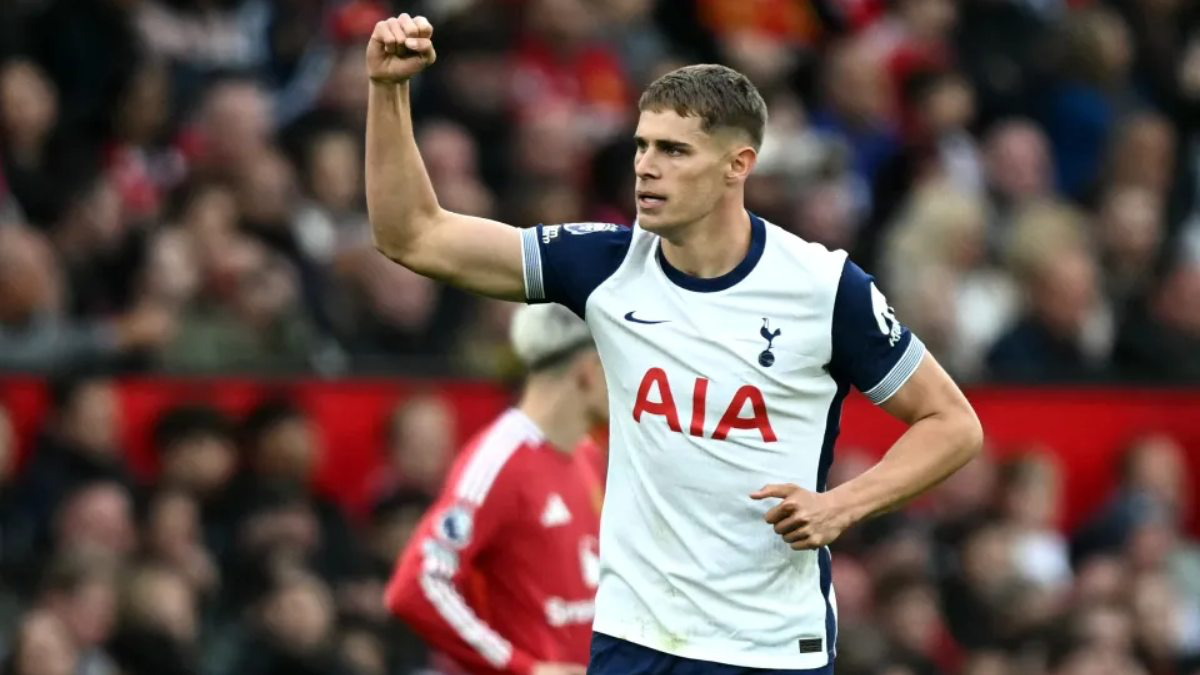Micky van de Ven celebrando una acción con el Tottenham
