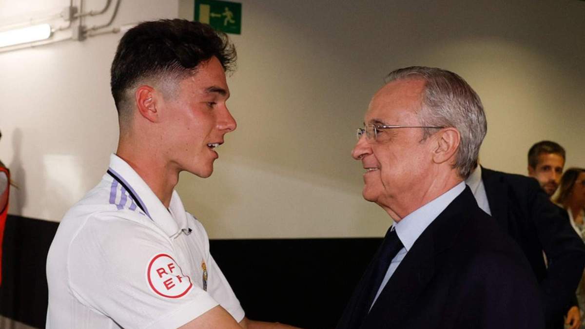 Arribas hablando con Florentino Pérez