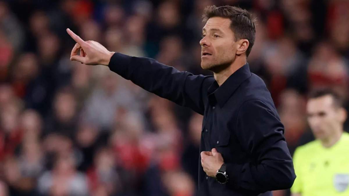 Xabi Alonso dando órdenes en Liverpool