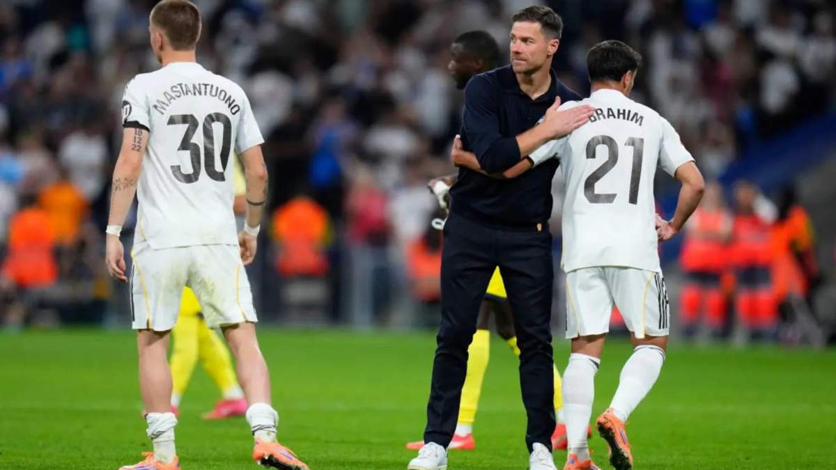 Xabi Alonso, abrazando a Brahim Díaz, en presencia de Franco Mastantuono, tras un partido del Real Madrid. Xabi Alonso, abrazando a Brahim Díaz, en presencia de Franco Mastantuono, tras un partido del Real Madrid.