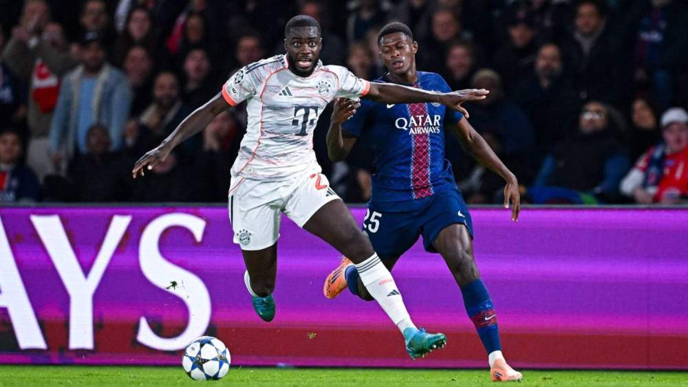Dayot Upamecano le gana la posición a Nuno Mendes en el duelo de Champions de este martes entre el PSG y el Bayern Múnich.