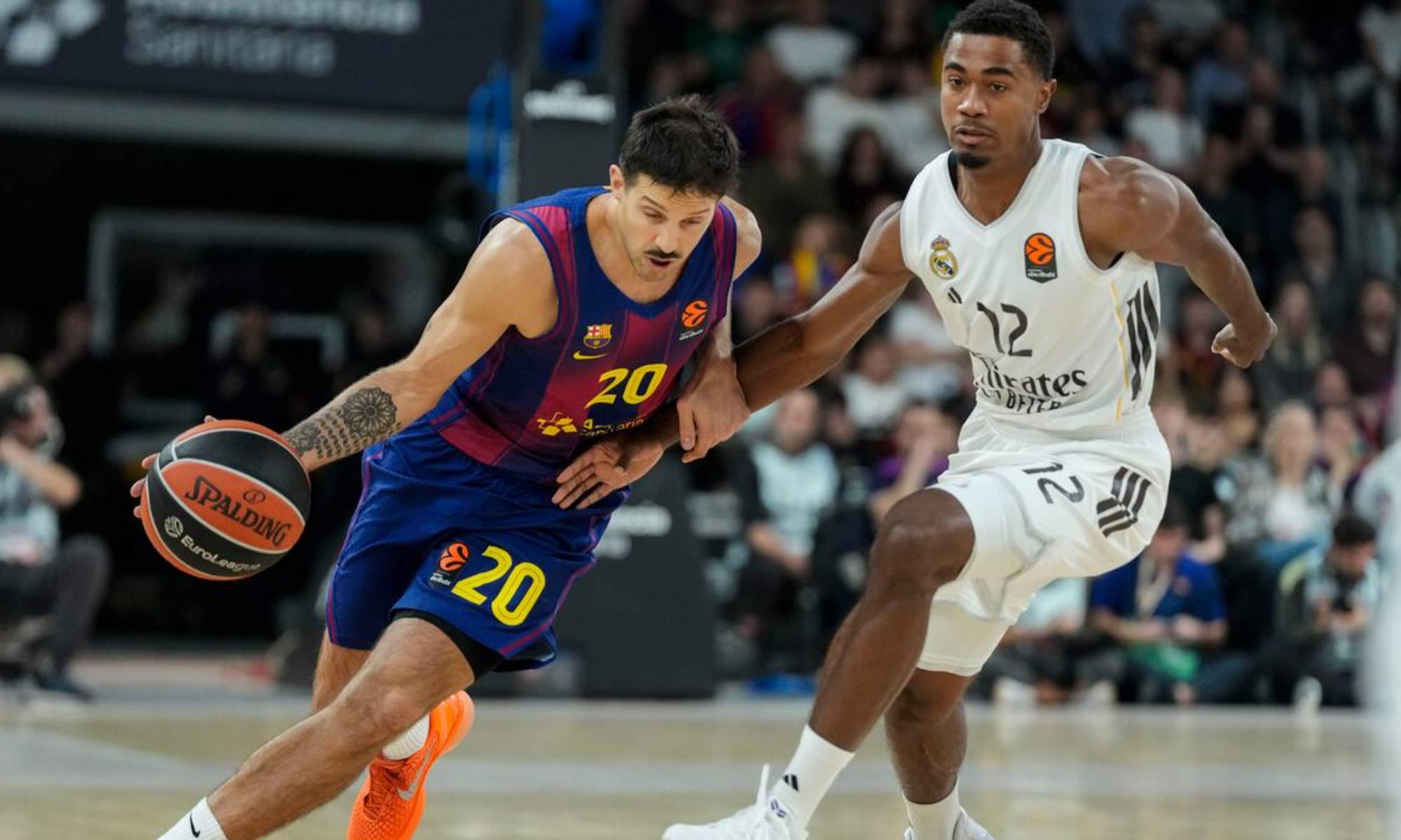 Nico Laprovittola y Theo Maledon, durante una acción del partido de Euroliga de esta noche entre Barcelona y Real Madrid.