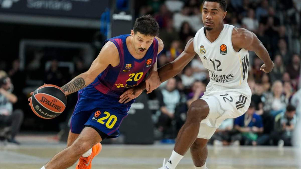 Nico Laprovittola y Theo Maledon, durante una acción del partido de Euroliga entre Barcelona y Real Madrid.