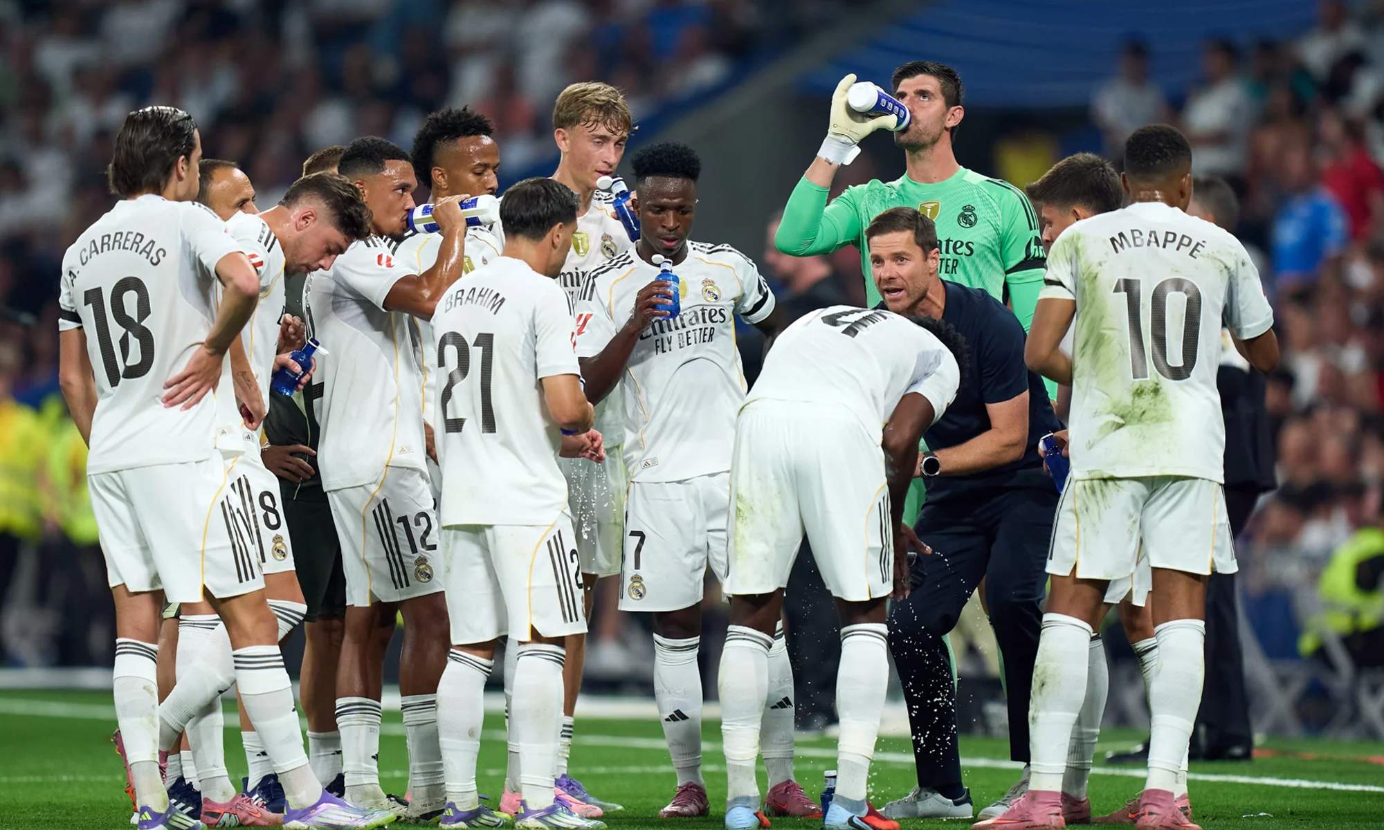 Xabi Alonso hablando con jugadores del Real Madrid.