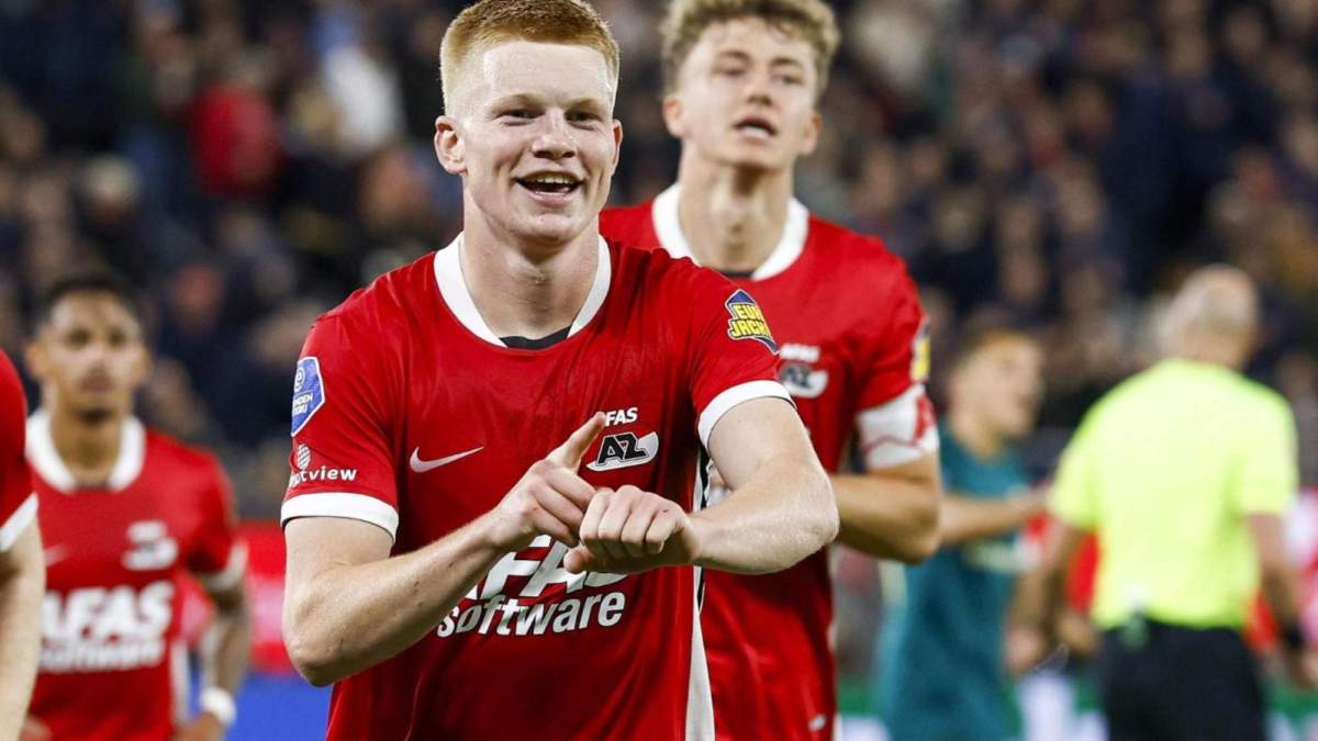 Kees Smit celebrando un gol.