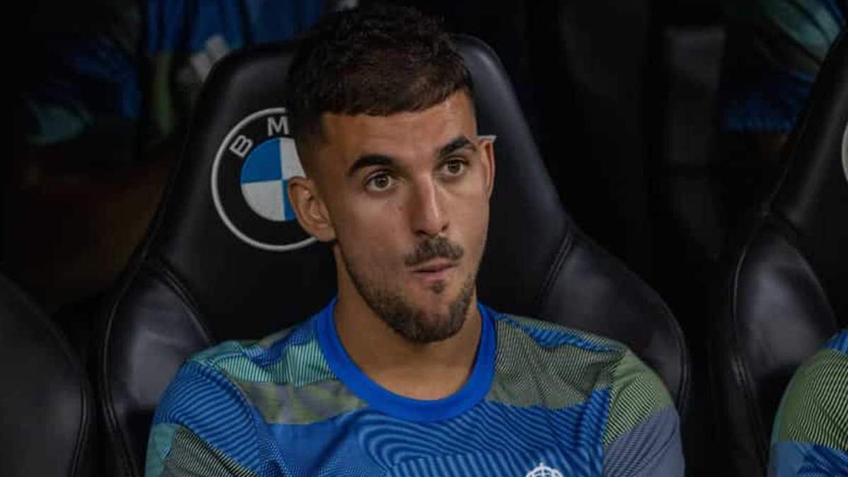 Dani Ceballos sentado en el banquillo del Real Madrid. 