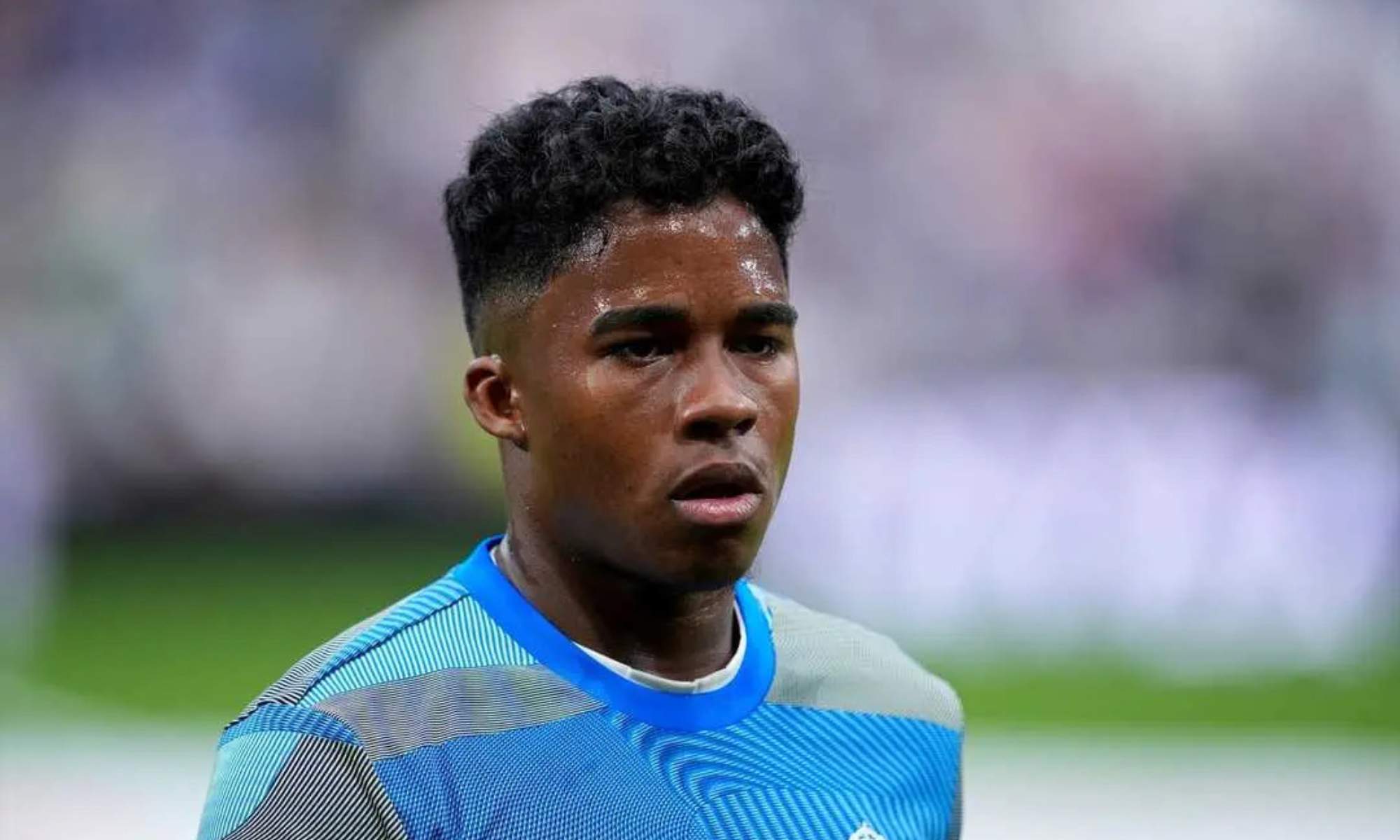 Endrick calentando antes de un partido