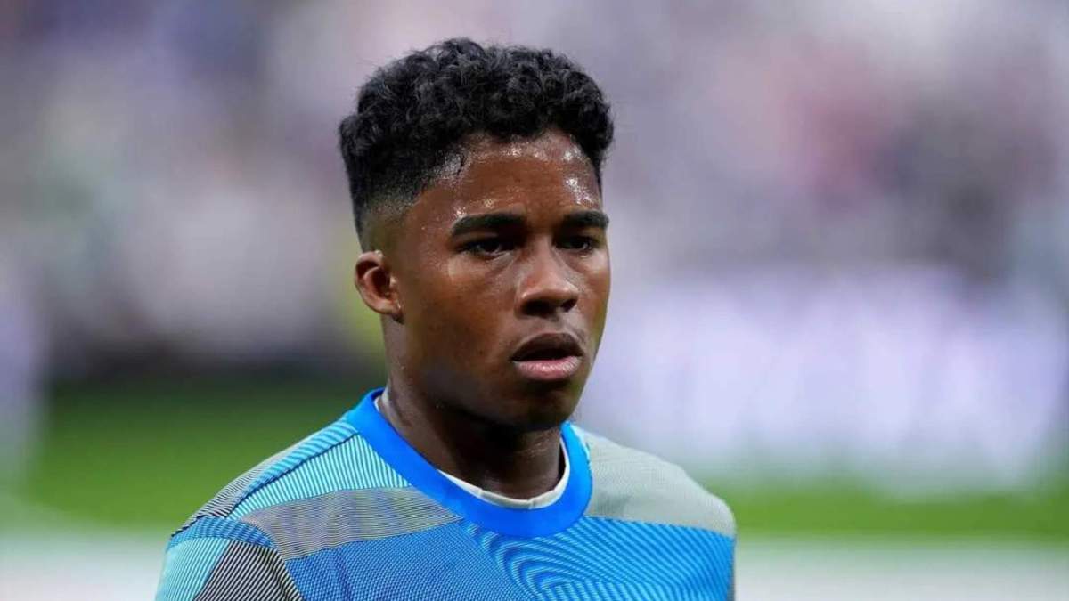 Endrick calentando antes de un partido