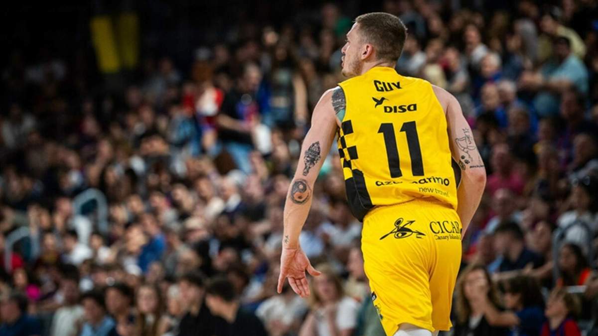 Kyle Guy jugando un partido.