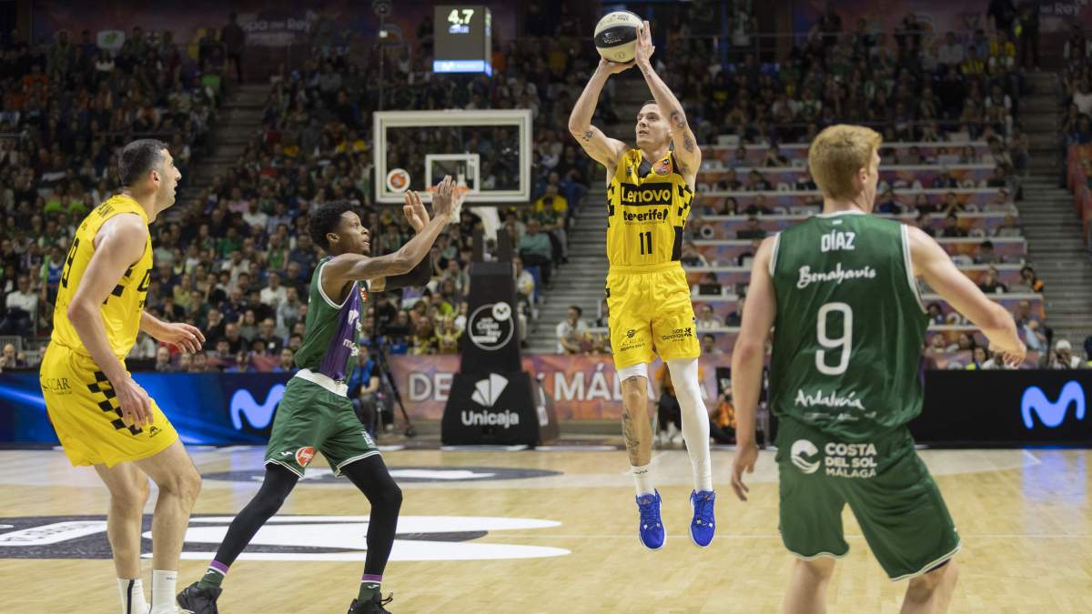 Kyle Guy lanzando a canasta. Kyle Guy lanzando a canasta.