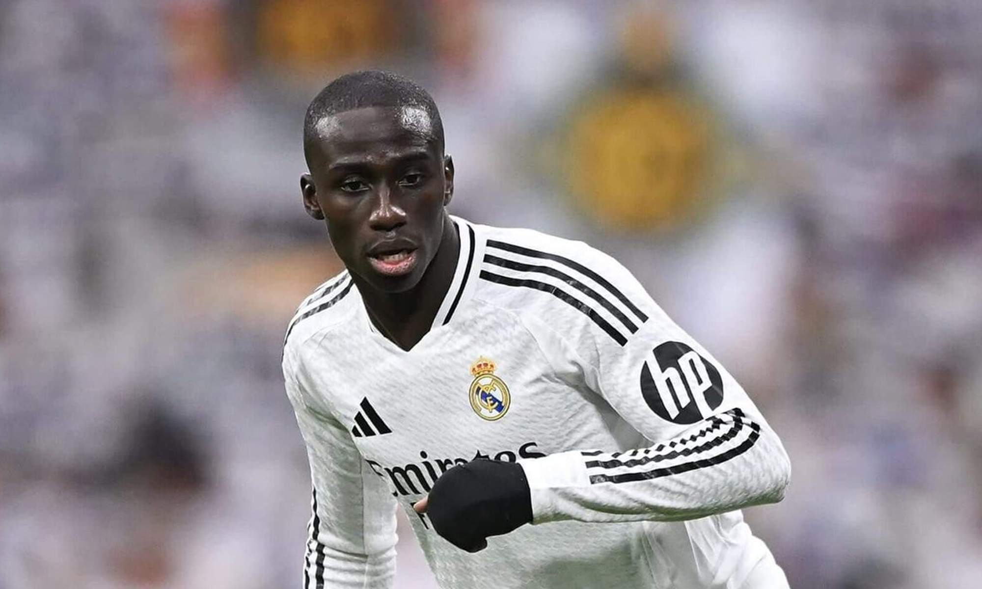 Ferland Mendy jugando un partido con el Real Madrid. 