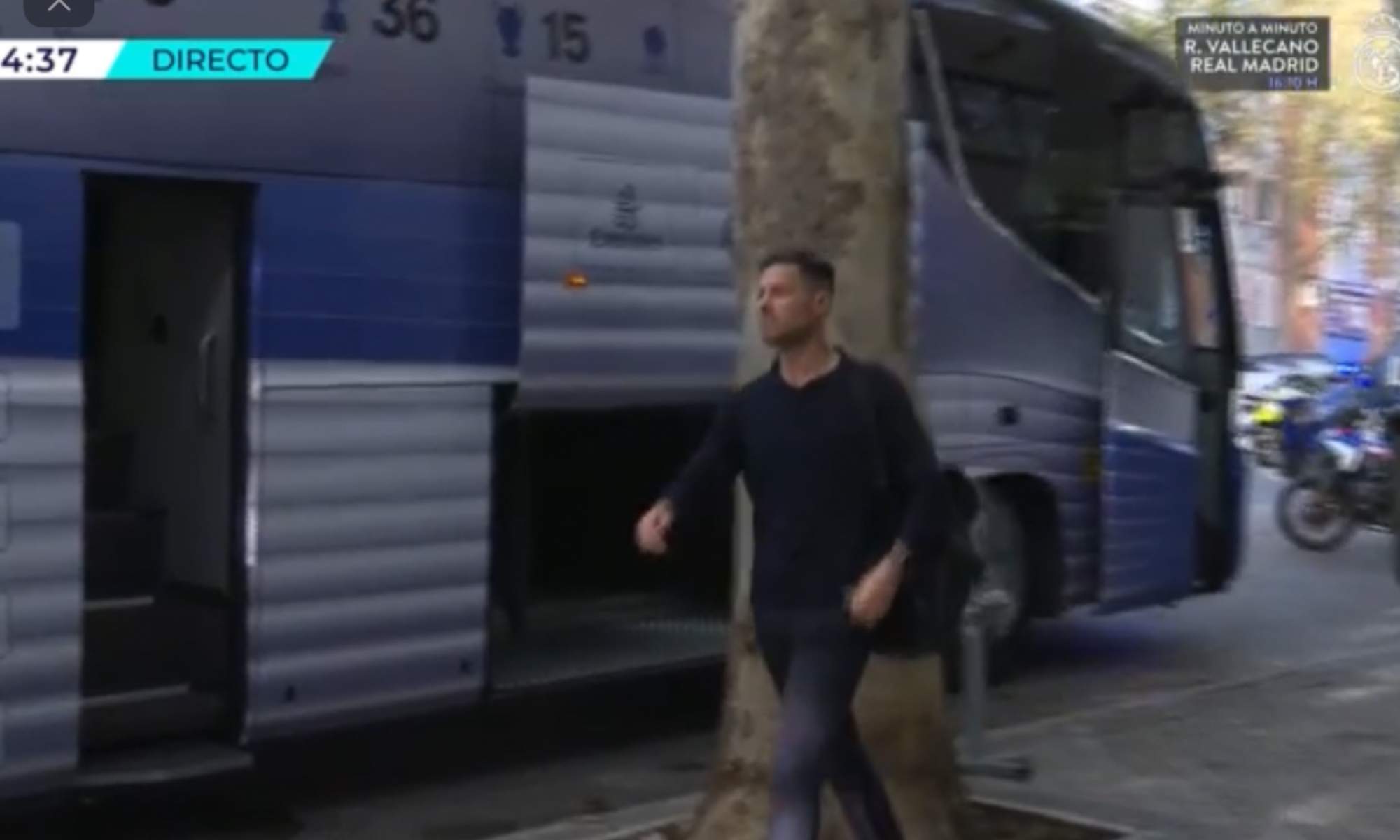 El autobús del Real Madrid ya se encuentra en Vallecas después de un desplazamiento sin ningún tipo de problema.