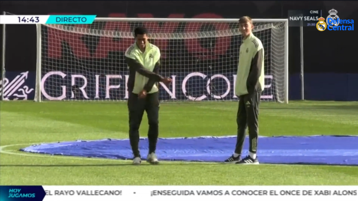 Bellingham y Huijsen en el césped de Vallecas