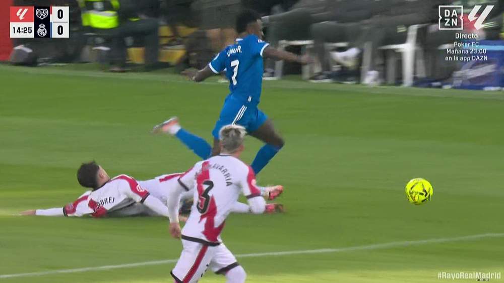 Andrei Ratiu ha sido amonestado por una dura entrada a Vinicius en el minuto 15.