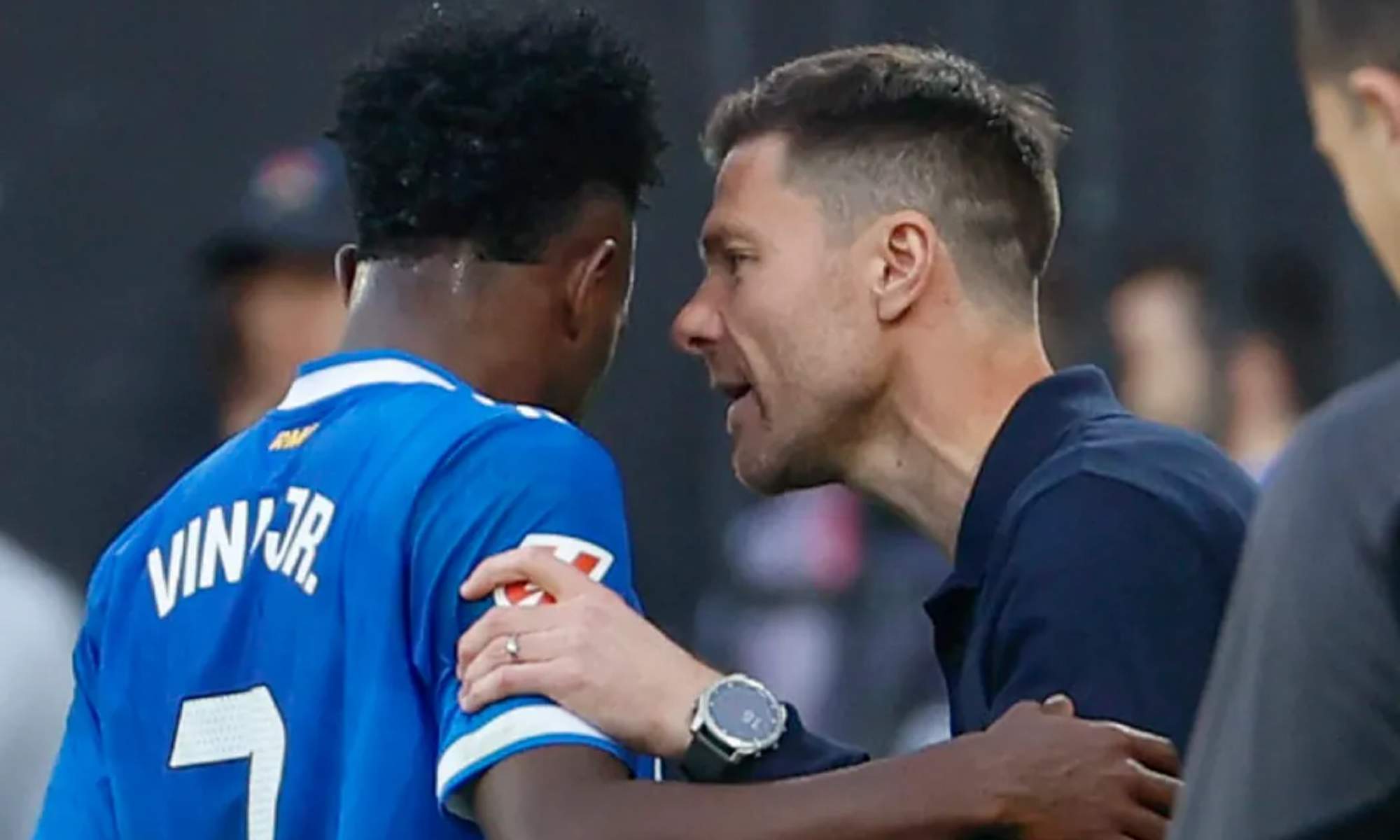 Xabi Alonso, hablando con Vinicius Junior, durante el partido del Real Madrid contra el Rayo Vallecano.