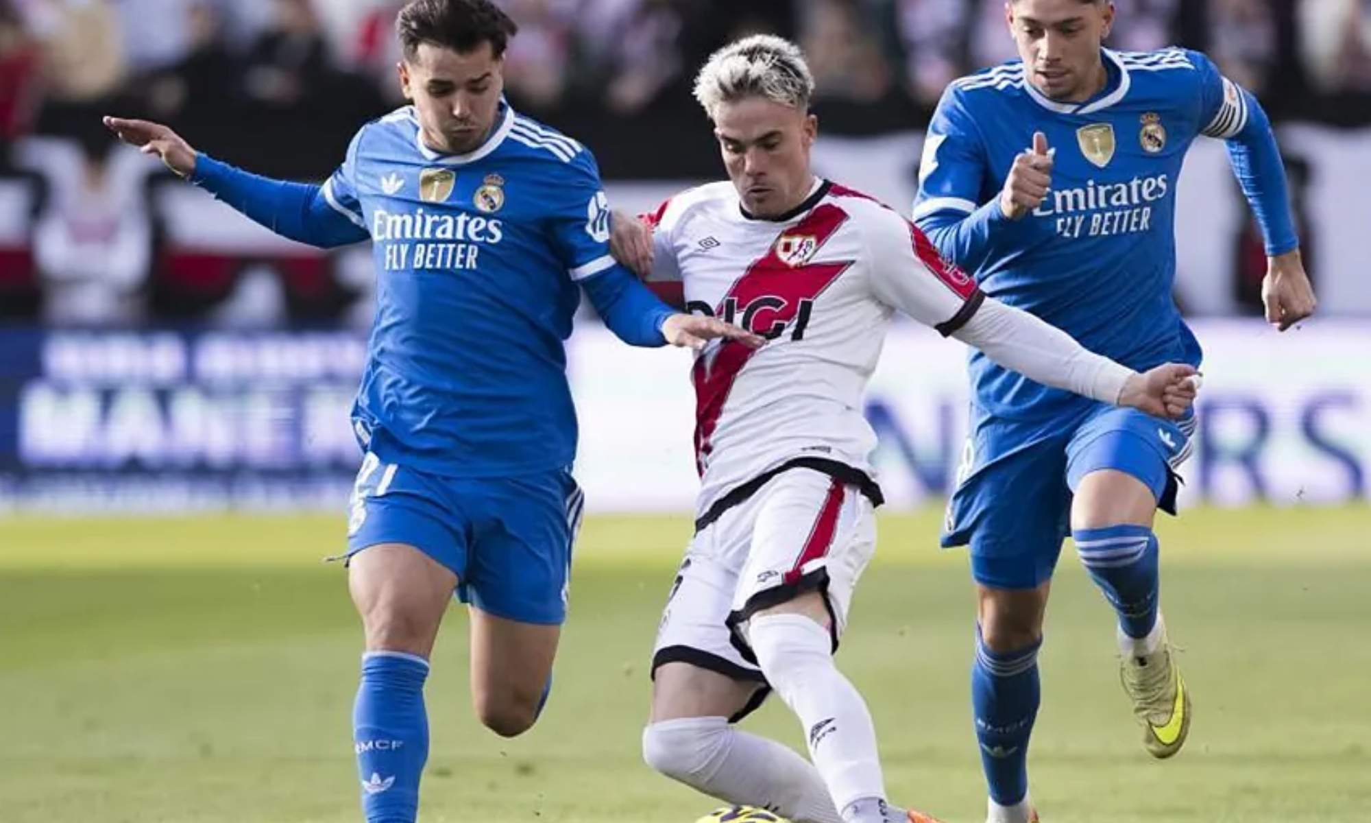 Pep Chavarría y Brahim, luchando por un balón durante el partido de esta tarde en Vallecas entre el Rayo y el Real Madrid.
