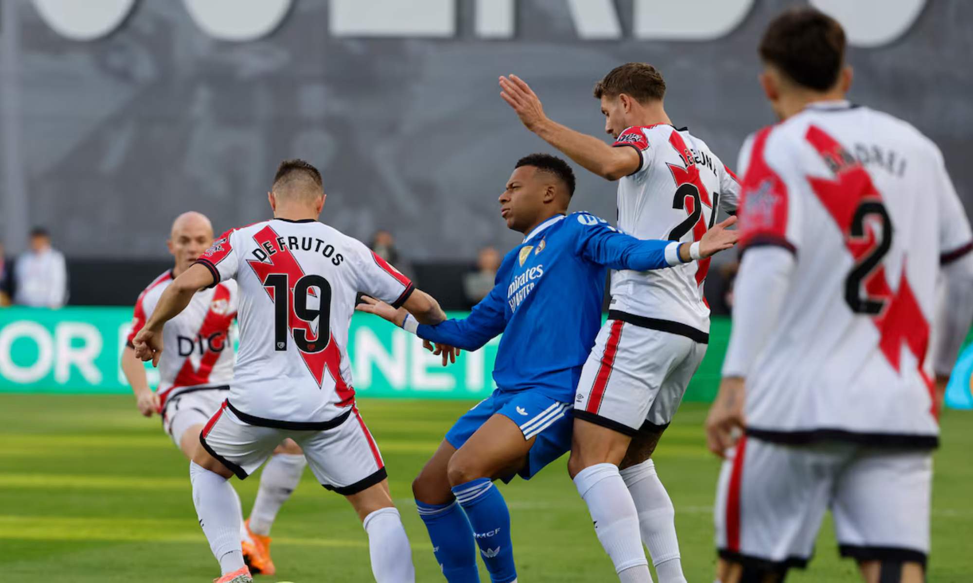 Kylian Mbappé, asediado por varios futbolistas del Rayo, en el encuentro de esta tarde en Vallecas con el Rayo.