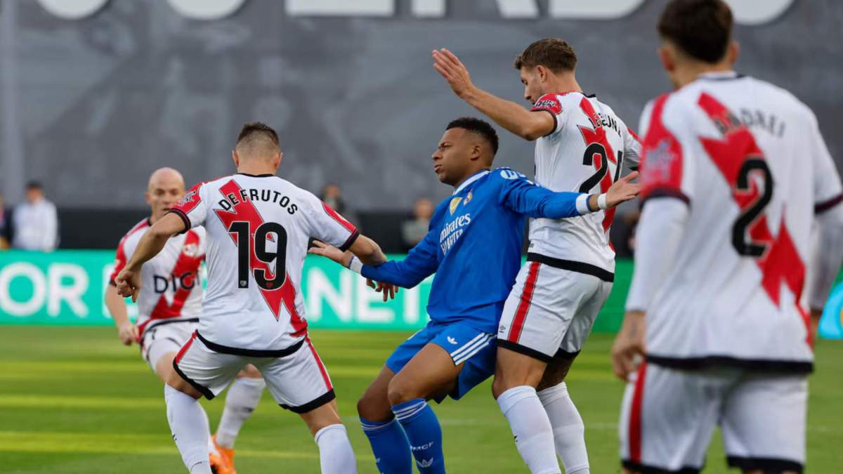 Kylian Mbappé, asediado por varios futbolistas del Rayo, en el encuentro de esta tarde en Vallecas con el Rayo. Kylian Mbappé, asediado por varios futbolistas del Rayo, en el encuentro de esta tarde en Vallecas con el Rayo.