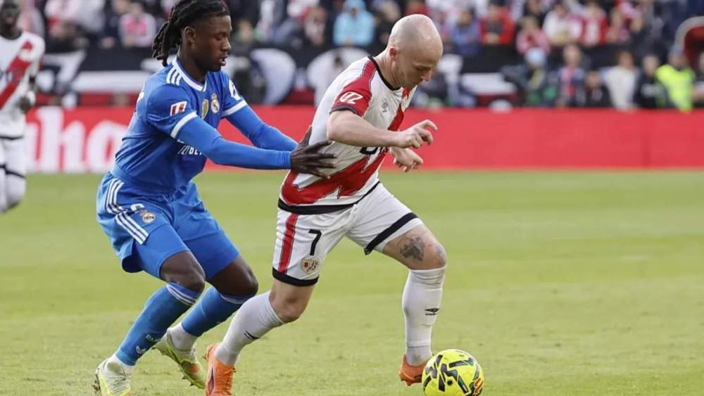 Isi Palazón pelea un balón ante Eduardo Camavinga en la segunda parte del partido.