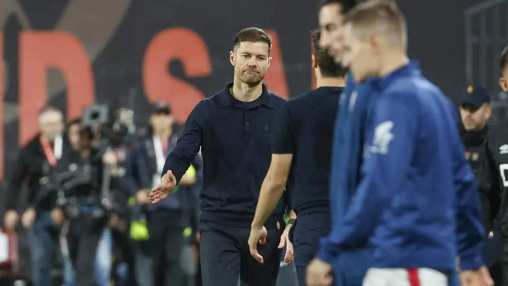 Xabi Alonso, con rostro enfadado, saluda a Íñigo Pérez, entrenador del Rayo, al final del encuentro. Xabi Alonso, con rostro enfadado, saluda a Íñigo Pérez, entrenador del Rayo, al final del encuentro.